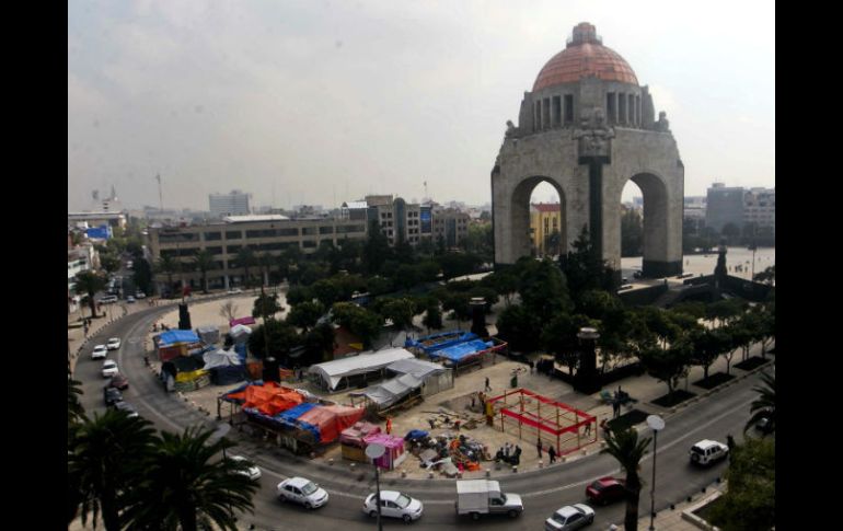 Personal de Servicios Humanos del DF realiza trabajos de limpieza en las carpas que instalaron profesores disidentes. SUN / F. Ramírez