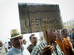 Con carteles con el lema ''Uber go home'' los taxistas mostraron su negativa al ''transporte ilegal'' de Uber. AFP / P. DE MELO