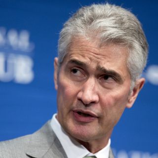 Renuncia director de United Airlines; hispano toma riendas