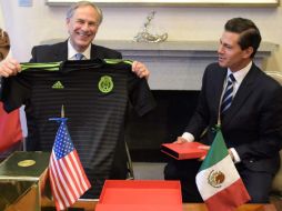 Abbott se mostró muy sonriente durante el encuentro, y aún más, cuando se dio este regalo por parte de Peña Nieto. SUN / CORTESÍA