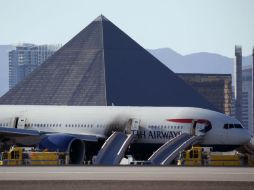 El motor izquierdo del Boeing 777-200 se enciende en el momento en el que la nave se preparaba para despegar. AP / J. Locher