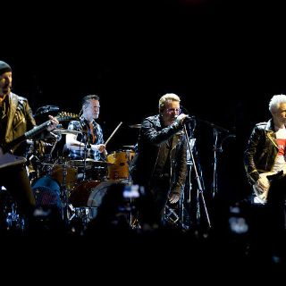 U2 rinde homenaje a Aylan Kurdi y refugiados
