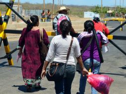 El paso fronterizo de Paraguachón está bloqueado con tubos de metal pintados de amarillo y negro. EFE / STR