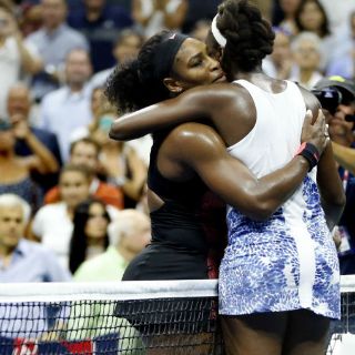 Serena gana a Venus y avanza a semifinales