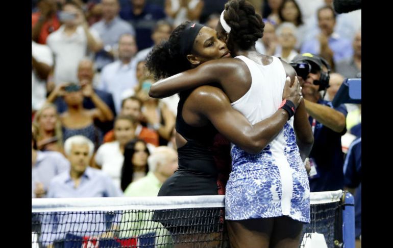 Serena, seis veces monarca del US Open, dispuso de su hermana mayor con marcadores de 6-2, 1-6, 6-3. AP / J. Cortez