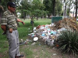 Héctor Herrera y otros vecinos afirman que desde hace meses el Ayuntamiento no da mantenimiento al parque. EL INFORMADOR / M. Vargas