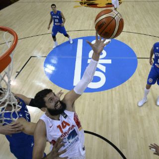 Basquetbolista español rompe bandera de Serbia; ofrece disculpa