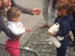 Las pequeñas interactúan y se saludan en el clip. TWITTER / @CassVinograd