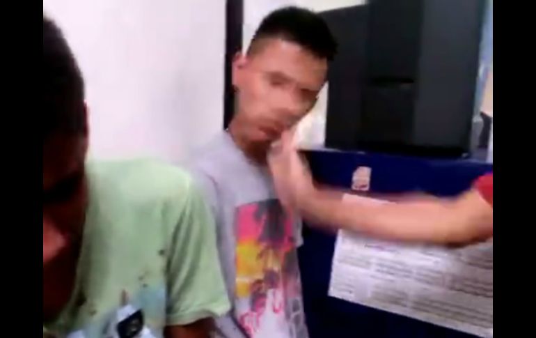 La agresión a los dos detenidos fue captada en un video que circula en redes sociales. FACEBOOK / leonardo.schwebel