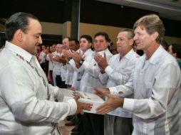 Borge Angulo entrega al titular de la Sectur, De la Madrid, su informe para que se lo haga llegar al Ejecutivo. TWITTER / @betoborge