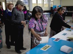 El pasado domingo, miles de guatemaltecos acudieron a las urnas para votar. AP / ARCHIVO