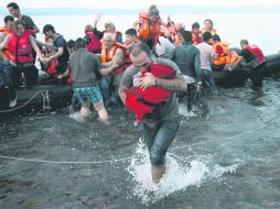 NUEVA VIDA. Refugiados sirios arriban a la isla griega de Lesbos, procedentes de Turquía. AP /