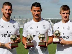 Ramos, capitán; Cristiano, goleador y Kroos, creativo, recibieron pequeño trofeo. ESPECIAL / realmadrid.com