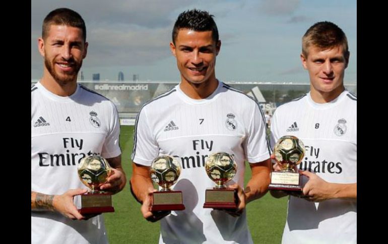 Ramos, capitán; Cristiano, goleador y Kroos, creativo, recibieron pequeño trofeo. ESPECIAL / realmadrid.com