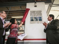 Develación de la placa de la ruta de los poetas que contiene un poema de Ricardo Yáñez, en la Biblioteca Efraín González. EL INFORMADOR / A. García