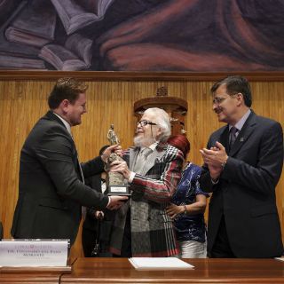 Fernando del Paso recibe galardón Corazón de León