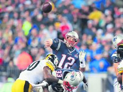 Tom Brady (No. 12) acaparó los reflectores en el juego inaugural y tuvo una destacada actuación concretando cuatro pases de anotación. AFP /  M. Meyer