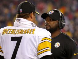 Roethlisberger recibe indicaciones del entrenador en jefe Mike Tomlin de los Acereros. AFP / J.Rogash
