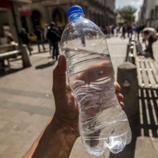 Mexicanos prefieren consumir agua embotellada que potable