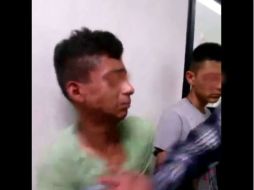 Los detenidos que aparecen en el video aceptaron ser abofeteados en repetidas ocasiones y reconocieron al personal que los golpeó. FACEBOOK / Leonardo Schwebel