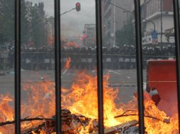 Miles de maestros se concentraron en el Palacio de Gobierno donde quemaron unas diez cajas con unas mil pruebas de evaluación. NTX / ARCHIVO