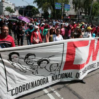 Maestros marchan hacia el Zócalo en el DF