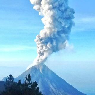 Volcán El Colima emite fumarola de dos kilómetros