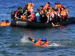 La cónsul François Olcay vendía botes de plástico y chalecos salvavidas a inmigrantes sirios que intentaban llegar a suelo europeo. EFE / O. Panagiotou