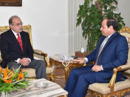 El ministro del Petróleo (izq), Sherif Ismail, esta encargado de  la formación de un nuevo gabinete. AP / Uncredited