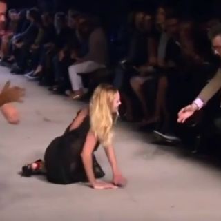 Candice Swanepoel tropieza y cae en pasarela de NY