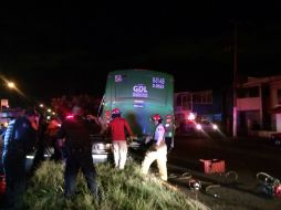 Un choque entre un coche y un midibus deja a dos personas heridas y a una mujer muerta. ESPECIAL / Bomberos Zapopan