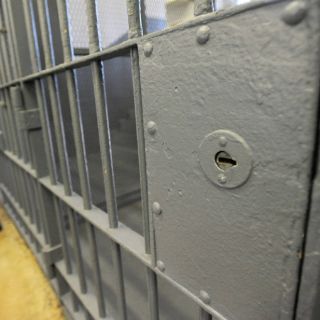 Internan a mujer que atacó a hijos en Monterrey