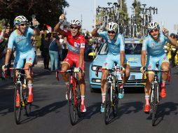 Aru y su equipo, el Astana, festejan el triunfo. EFE / J. Lizón