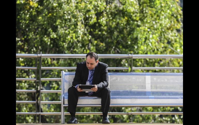 Para algunos adultos la cantidad de íconos que se tienen que manejar en una tableta son difíciles de memorizar. EL INFORMADOR / ARCHIVO