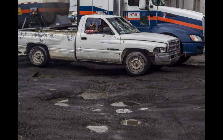 Ramiro Hernández explica que el problema es a nivel del drenaje, lo que ocasiona que los trabajos del bacheo no duren. EL INFORMADOR / ARCHIVO