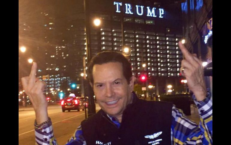 En la foto Origel hace una seña obscena con ambas manos con un inmueble de Trump al fondo. TWITTER / @Pepillo_Origel