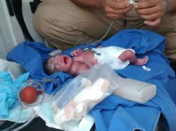 Samira González, originaria de un poblado llamaod Almoltita, dio a luz a un varón en pleno vuelo. ESPECIAL /