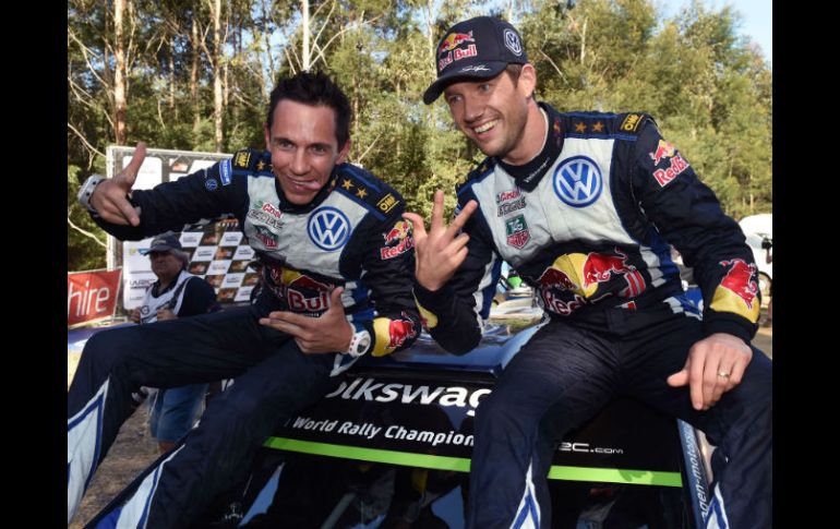 Sébastien Ogier (derecha) y su copiloto Julien Ingrassia celebran tras ganar ayer en Australia. AFP / W. West