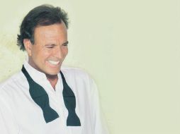 El 26 de septiembre, justo el día del lanzamiento de su reciente álbum, Julio Iglesias subirá al escenario del Auditorio Telmex. ESPECIAL /