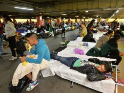 Personas que llegaron procedentes de Hungría están alojadas temporalmente en un estacionamiento de Austria. EFE / B. Gindl