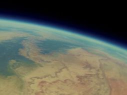 El globo, que llevaba una cámara, se elevó a más de 30 kilómetros de altura y capturó las imágenes del desierto. YOUTUBE / Bryan Chan