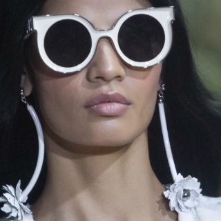 Volantes y hombros desnudos, primeras tendencias en Fashion Week de NY