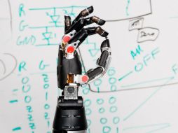 La prótesis fue desarrollada por el laboratorio de Física Aplicada de la Universidad Johns Hopkins. AFP /  DARPA / N. Brezzell