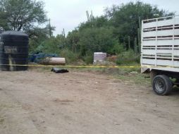 En el lugar se encontraron contenedores de plástico de diferentes capacidades, así como una camioneta. ESPECIAL / Fiscalía General de Jalisco