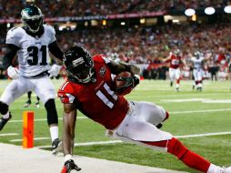 Jones respondió a su nuevo contrato al infligir daño a la defensiva secundaria de las Águilas. AFP / K. Cox