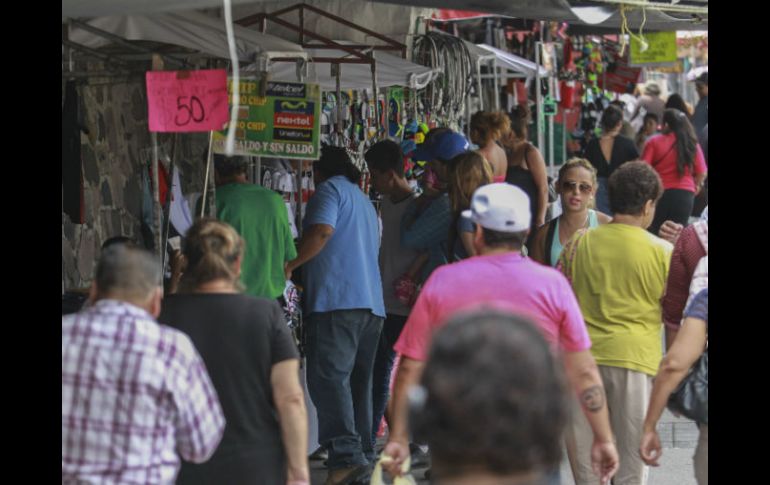 Decenas de comerciantes se instalan a diario en el banquetón de Javier Mina; los puestos invaden el paso peatonal. EL INFORMADOR / F. Atilano
