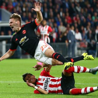 Héctor Moreno lesiona a jugador del ManU y después anota