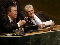 Lykketoft (d) anima a todos los países a trabajar juntos para detener las guerras y conflictos que afectan al mundo. EFE / A. Gombert