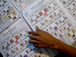 Autoridades electorales de Guatemala aseguran que el retraso en el conteo fue motivado por la quema de boletas. AP / ARCHIVO