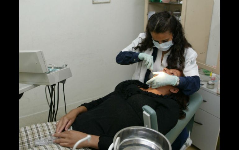 Algunos dentistas realizan procedimientos para los que no están debidamente capacitados. EL INFORMADOR / ARCHIVO